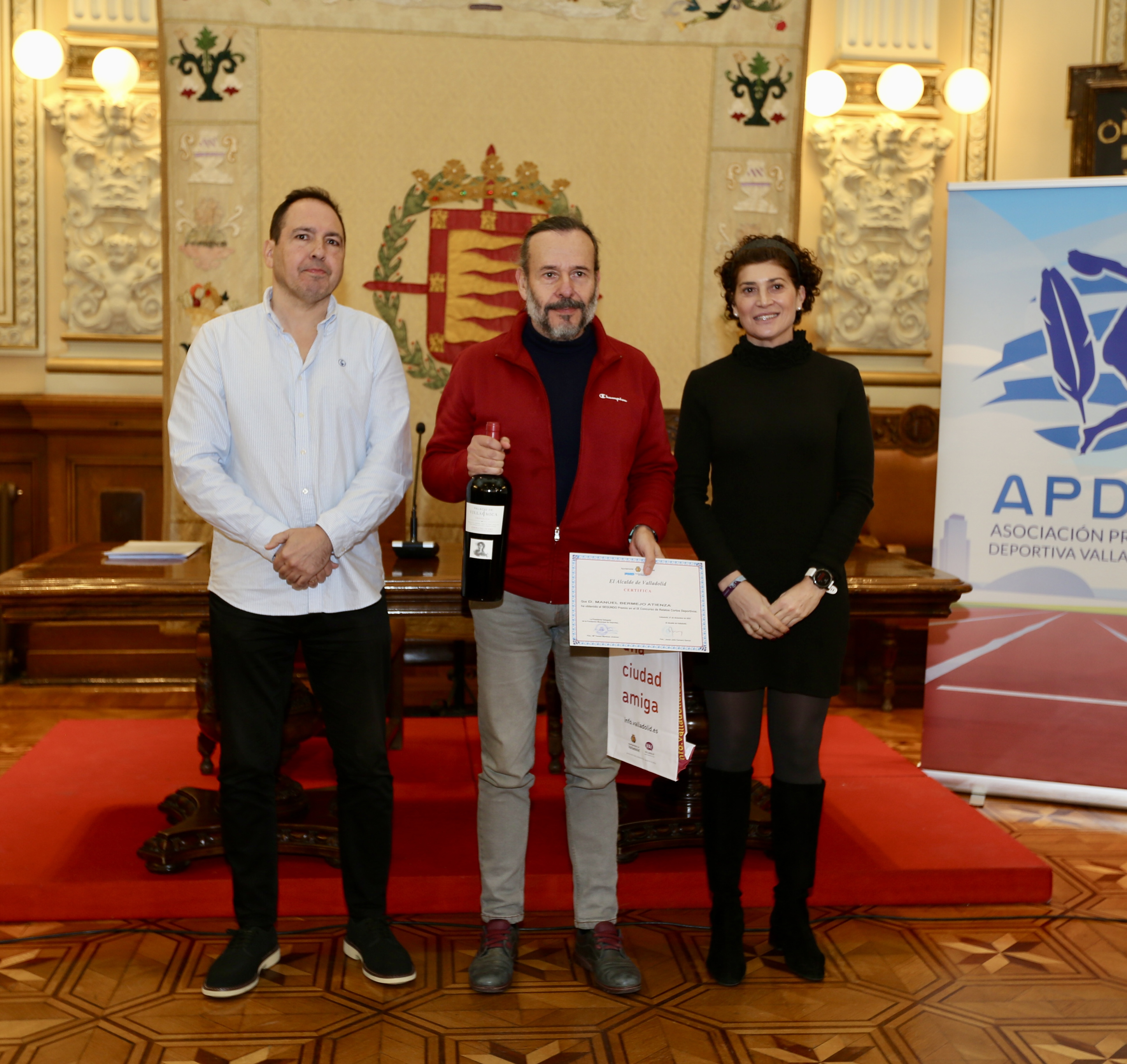 2º Premio Manuel Bermejo Atienza entrega el premio Luis Miguel de Pablos Escalona vicepresidente de la Asociación de la Prensa Deportiva de Valladolid