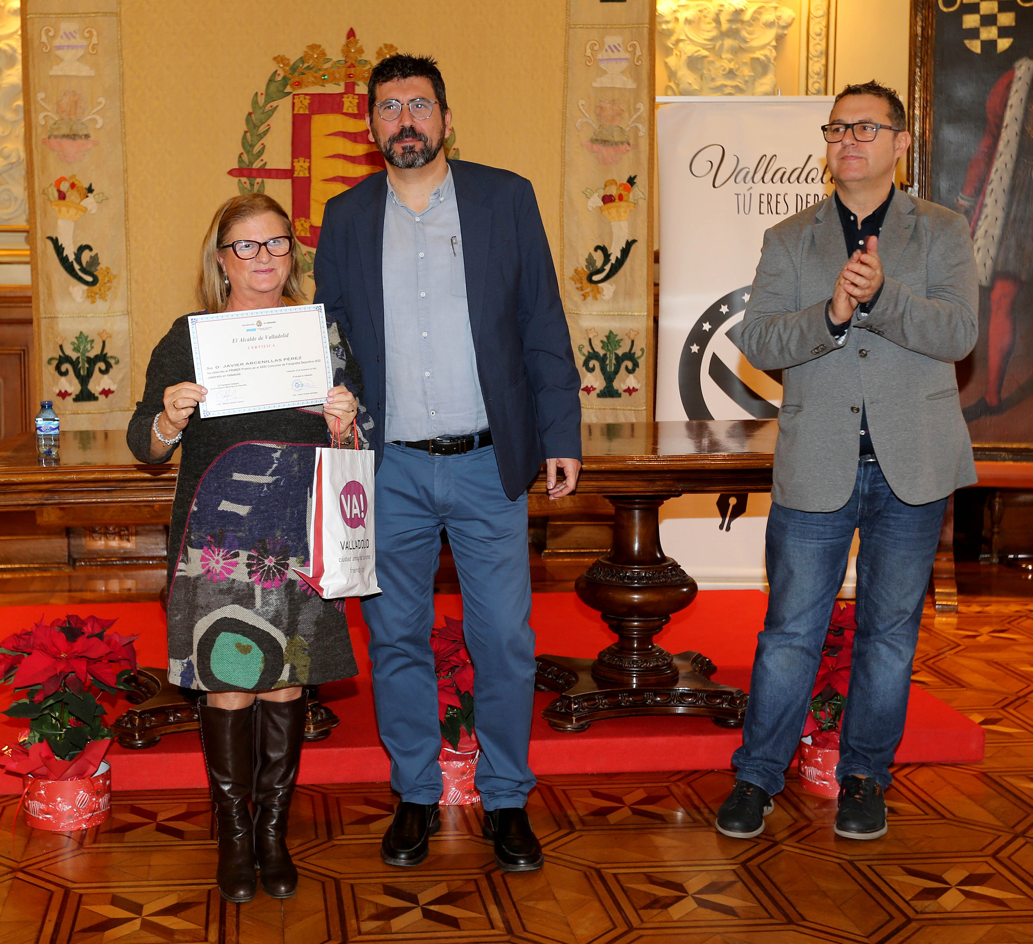 Primer premio Javier Arcenillas Pérez (recoge el premio en su lugar Isabel Ruiz Romero), entrega el premio Alberto Bustos Concejal de Participación Ciudadana y Deportes
