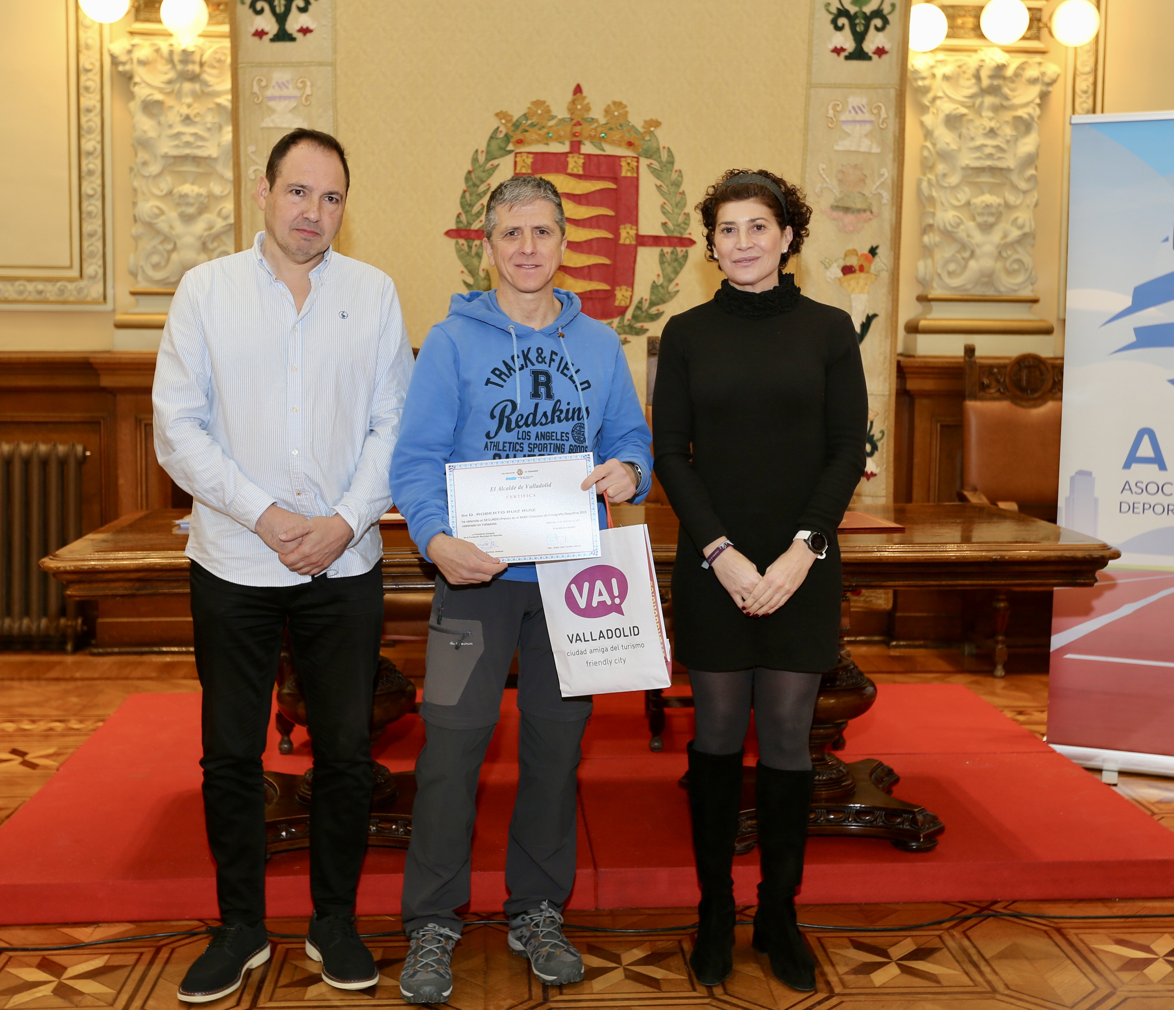 Roberto Ruiz Ruiz, ganador del 2º Premio, entrega el premio Mayte Martínez Jiménez Concejala de Participación Ciudadana y Deportes.