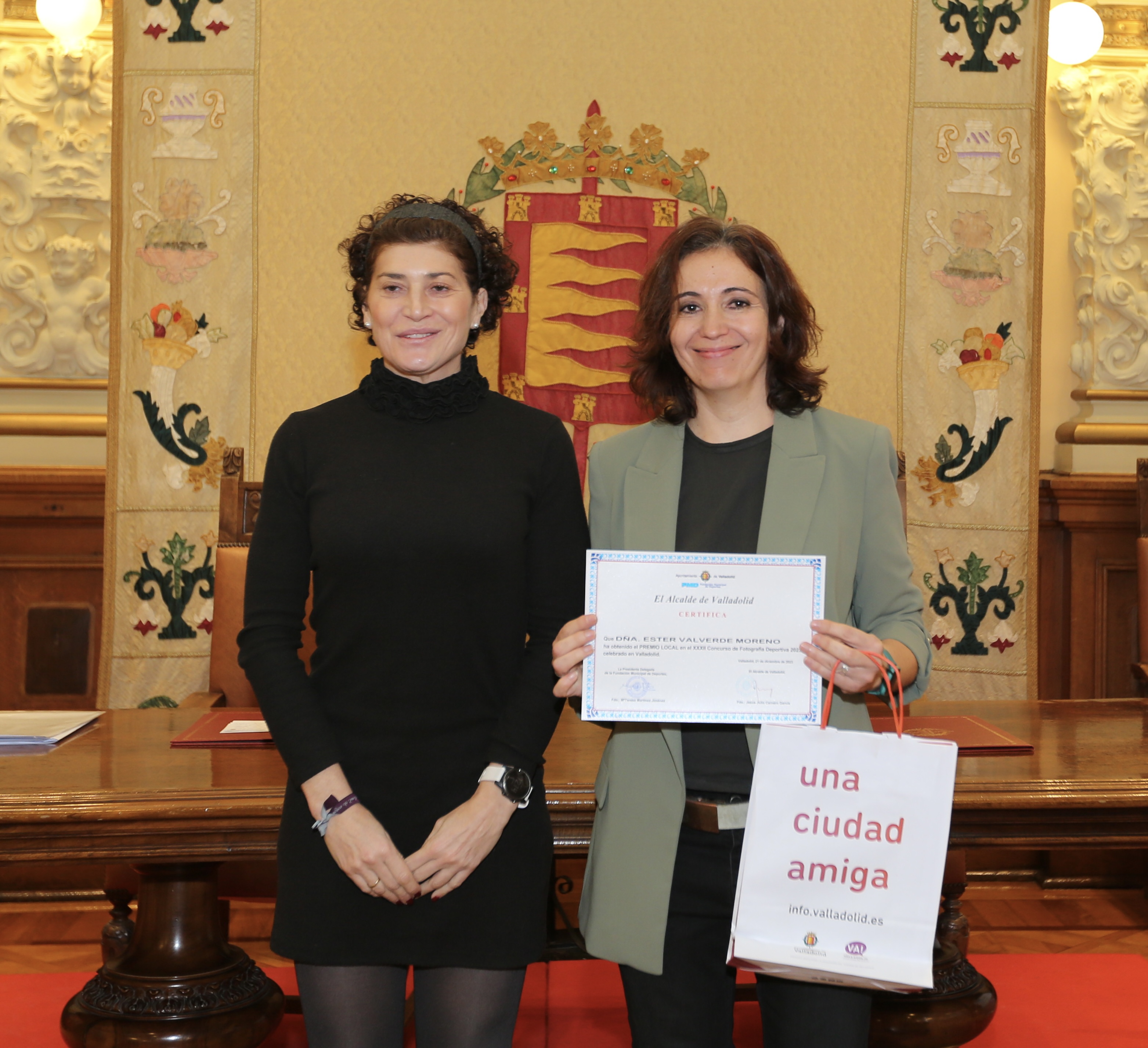 Ester Valverde Moreno, ganadora del Premio Local, entrega el premio Mayte Martínez Jiménez Concejala de Participación Ciudadana y Deportes.