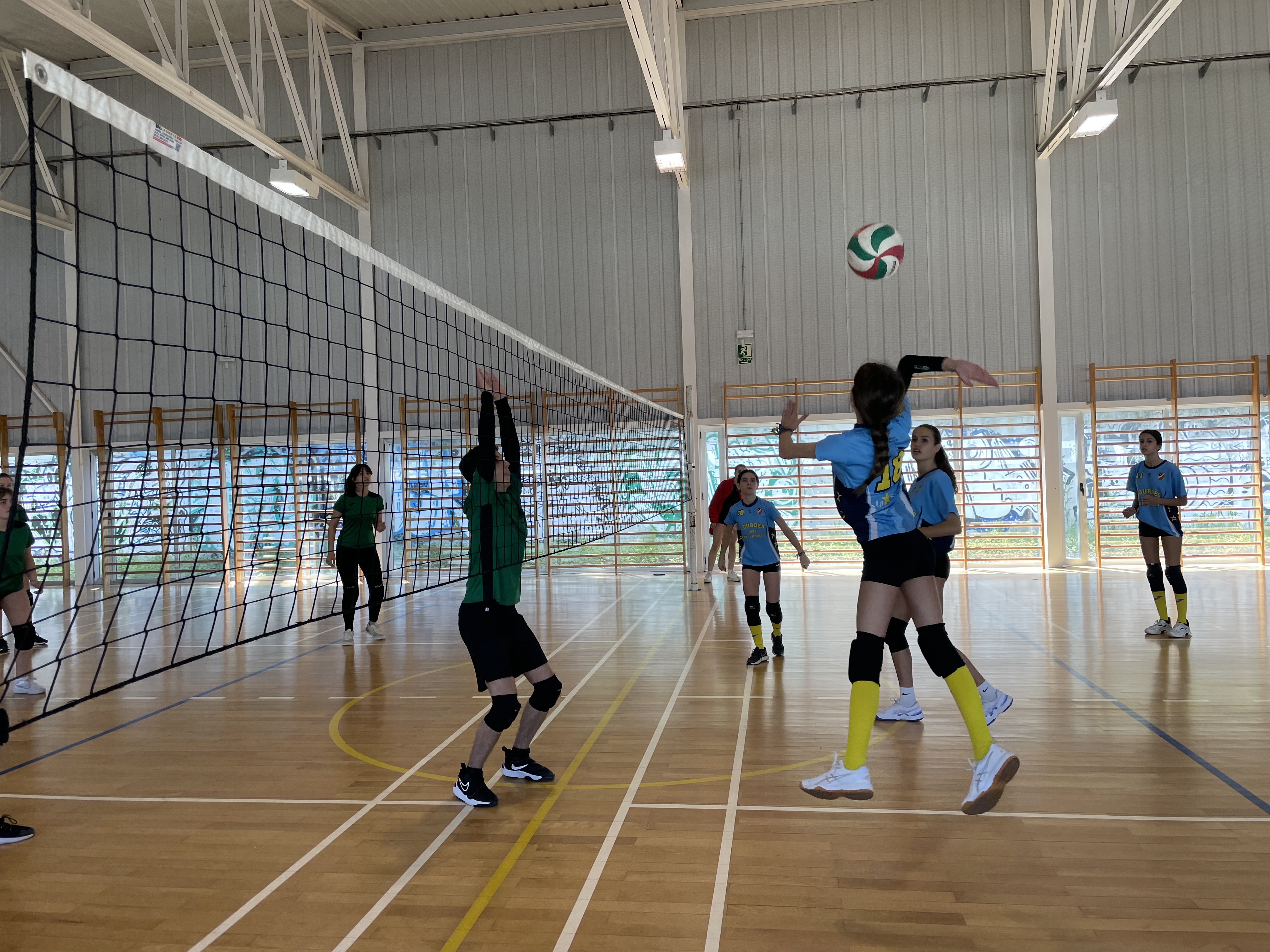 Foto que ilustra la noticia Curso de Árbitro/a y Anotador/a Escolar de Voleibol