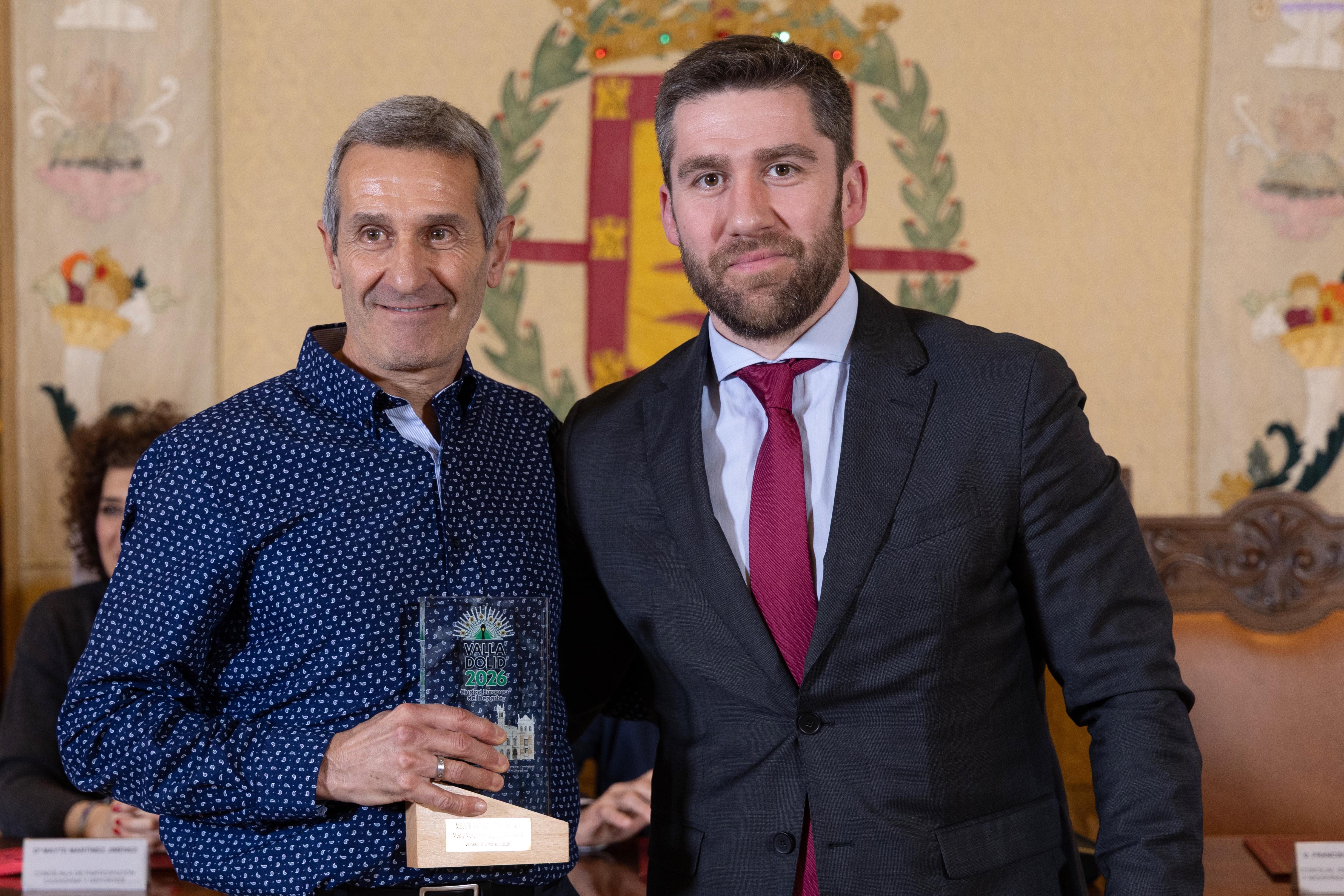 Mejor Evento Deportivo del año 2025: Media Maratón Ciudad de Valladolid. Entrega el premio Mayte Martínez, concejala de Participación Ciudadana y Deportes. Recoge el premio José María de Vega, Presidente del Club Atletas Populares. Entrega el premio Francisco Blanco, concejal de Hacienda, Personal y Modernización Administrativa..