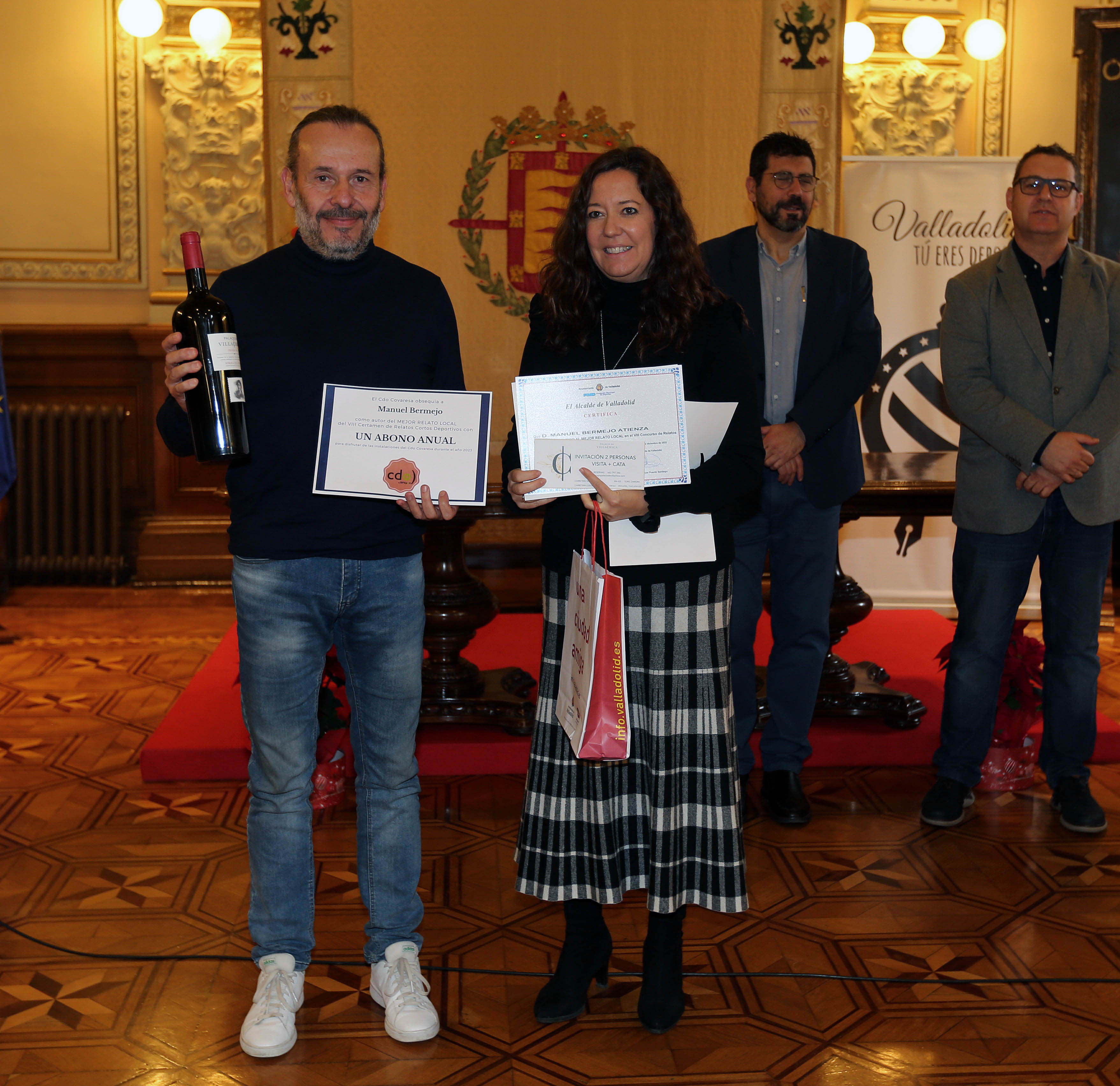 Mejor Relato Local Manuel Bermejo Atienza entrega el premio María Martín responsable de MK y Comunicación del CDO Covaresa.