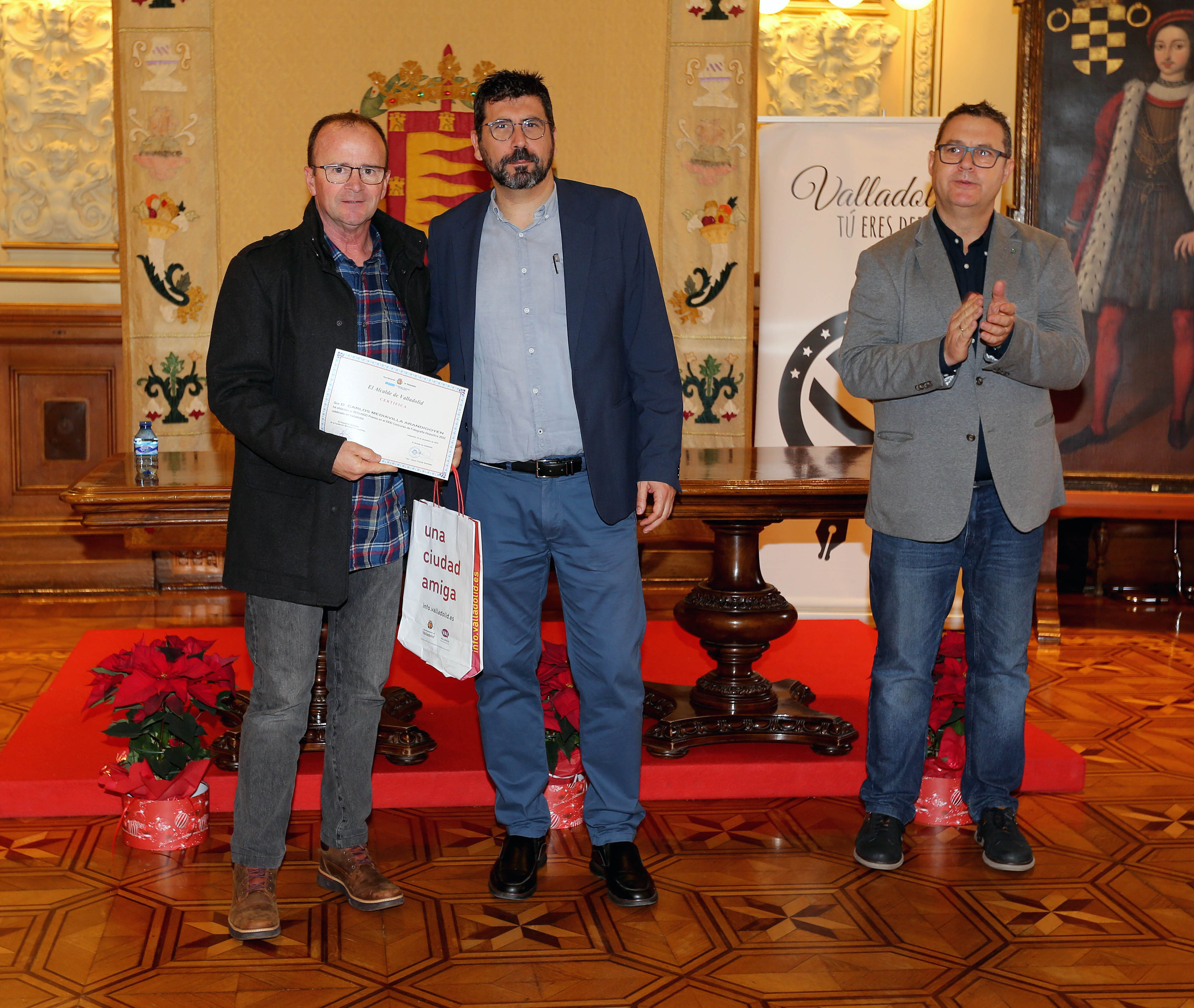 Carlos Mediavilla Arandigoyen, ganador del 1º Premio, entrega el premio Alberto Bustos Concejal de Participación Ciudadana y Deportes.