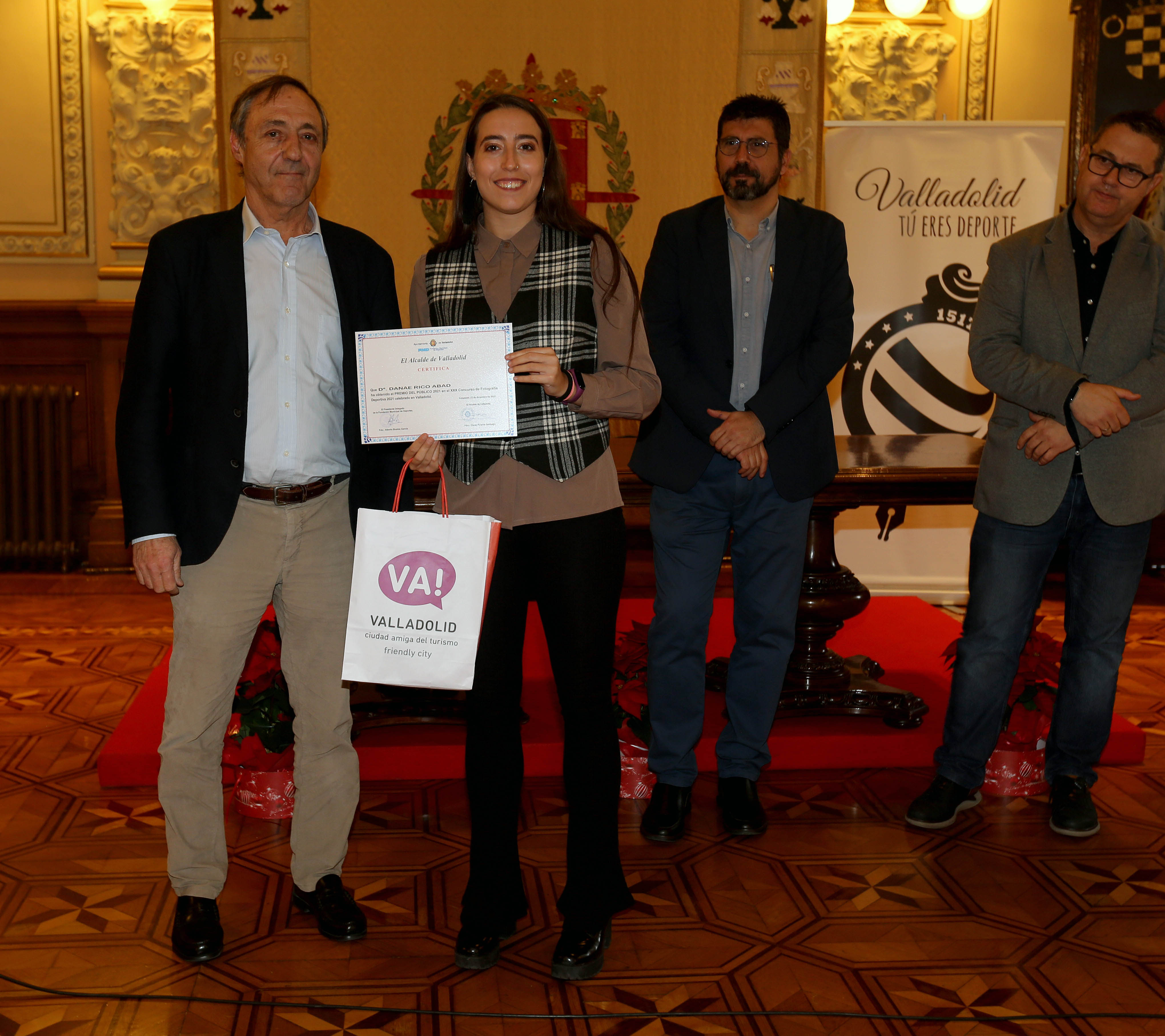 Danae Rico Abad premio del público 2021, entrega el premio Francisco de Borja Lara Adánez Gerente de la Fundación Municipal de Deportes.