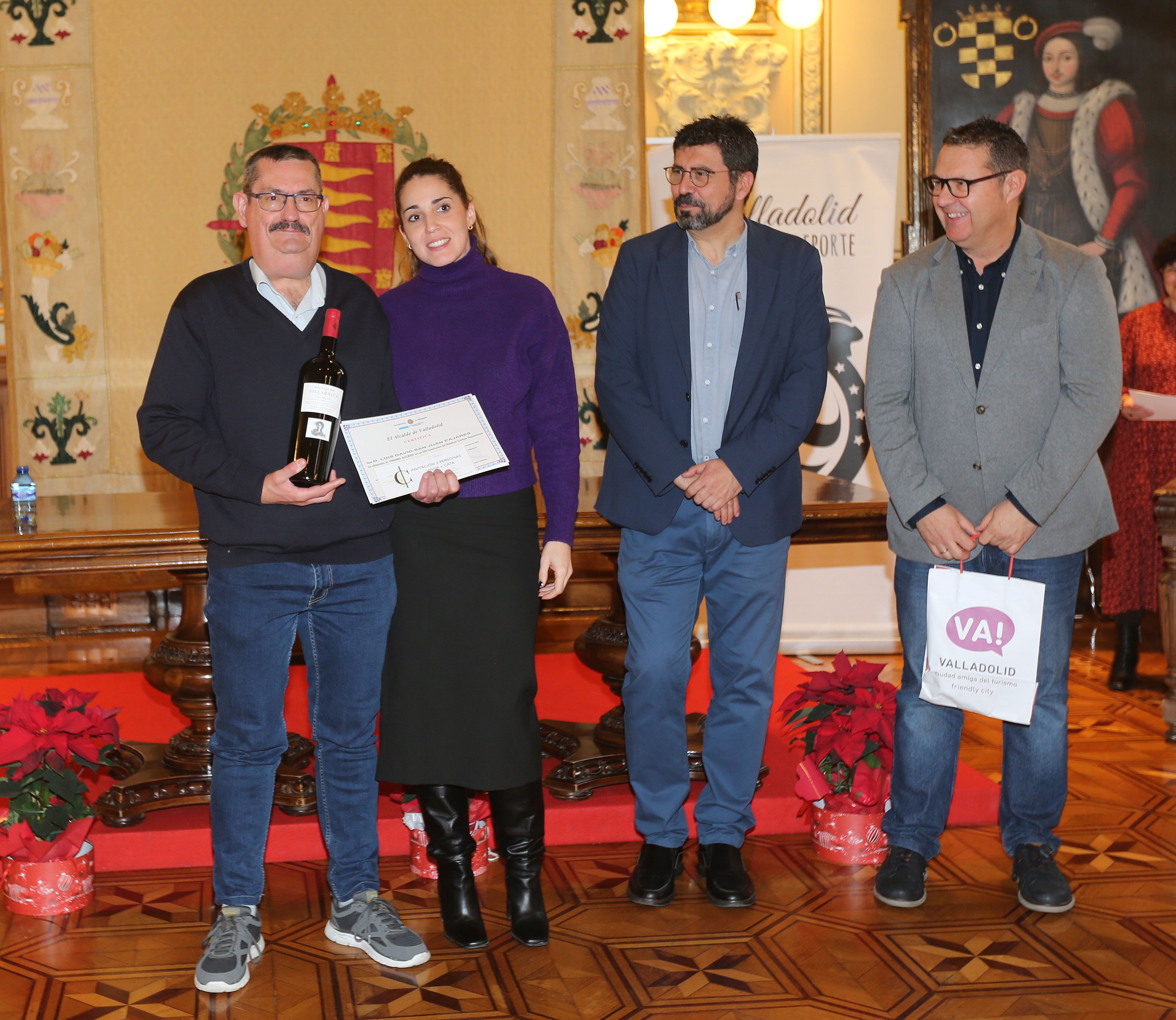 Premio Accesit Luis David San Juan Pajares, entrega el premio María García responsable Grupo Palacio de Villachica.