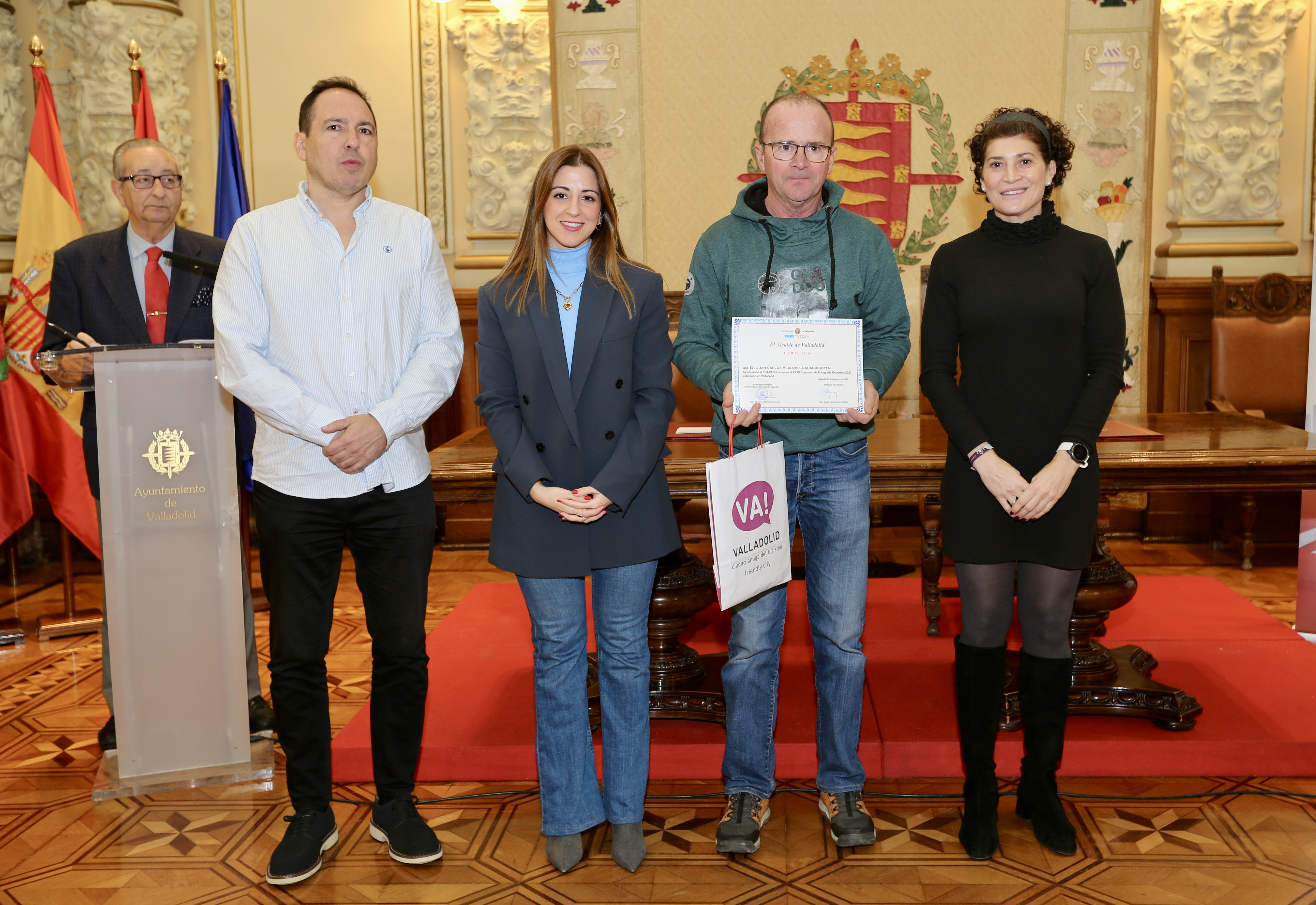 Juan Carlos Mediavilla Arandigoyen, ganador 4º Premio, entrega el premio Carolina del Bosque Peón Concejala de Juventud
