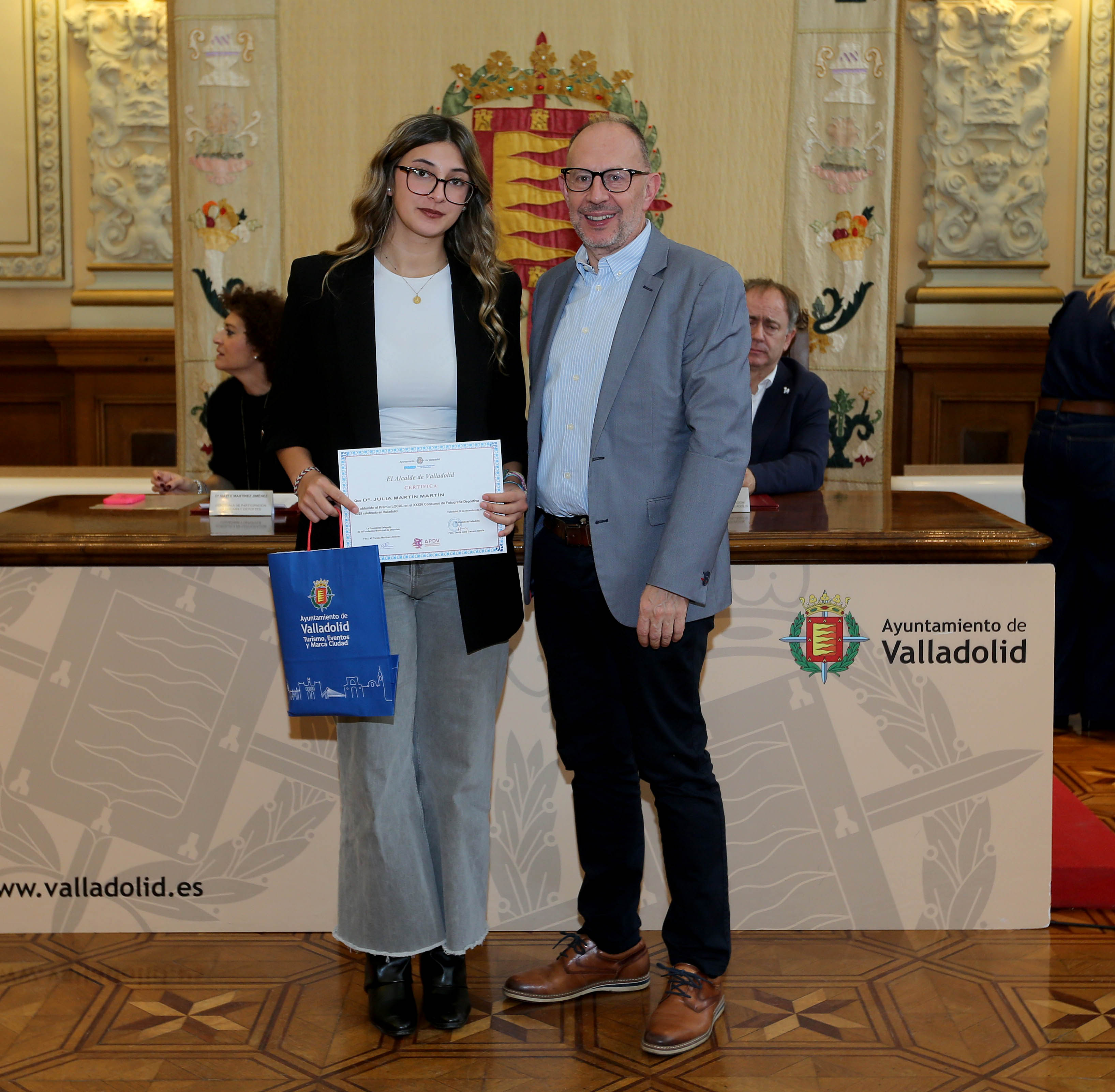 Julia Martín Martín, ganadora del Premio Local, entrega el premio Juan Carlos Hernández Moreno Concejal del Grupo Municipal Socialista (PSOE).