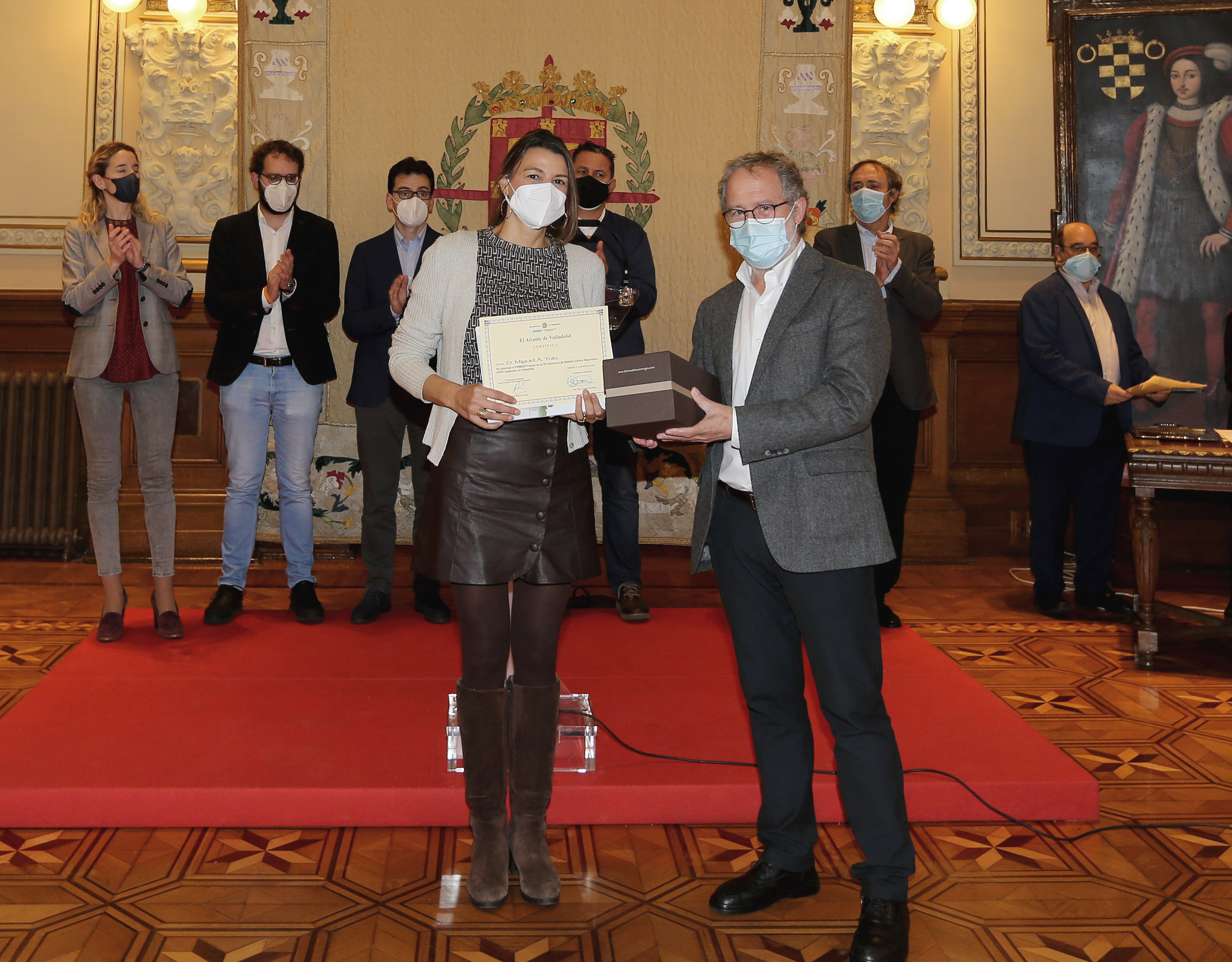 1º Premio Miguel Ángel Tola, recoge el premio su esposa entregado por el Teniente Alcalde Manuel Saravia