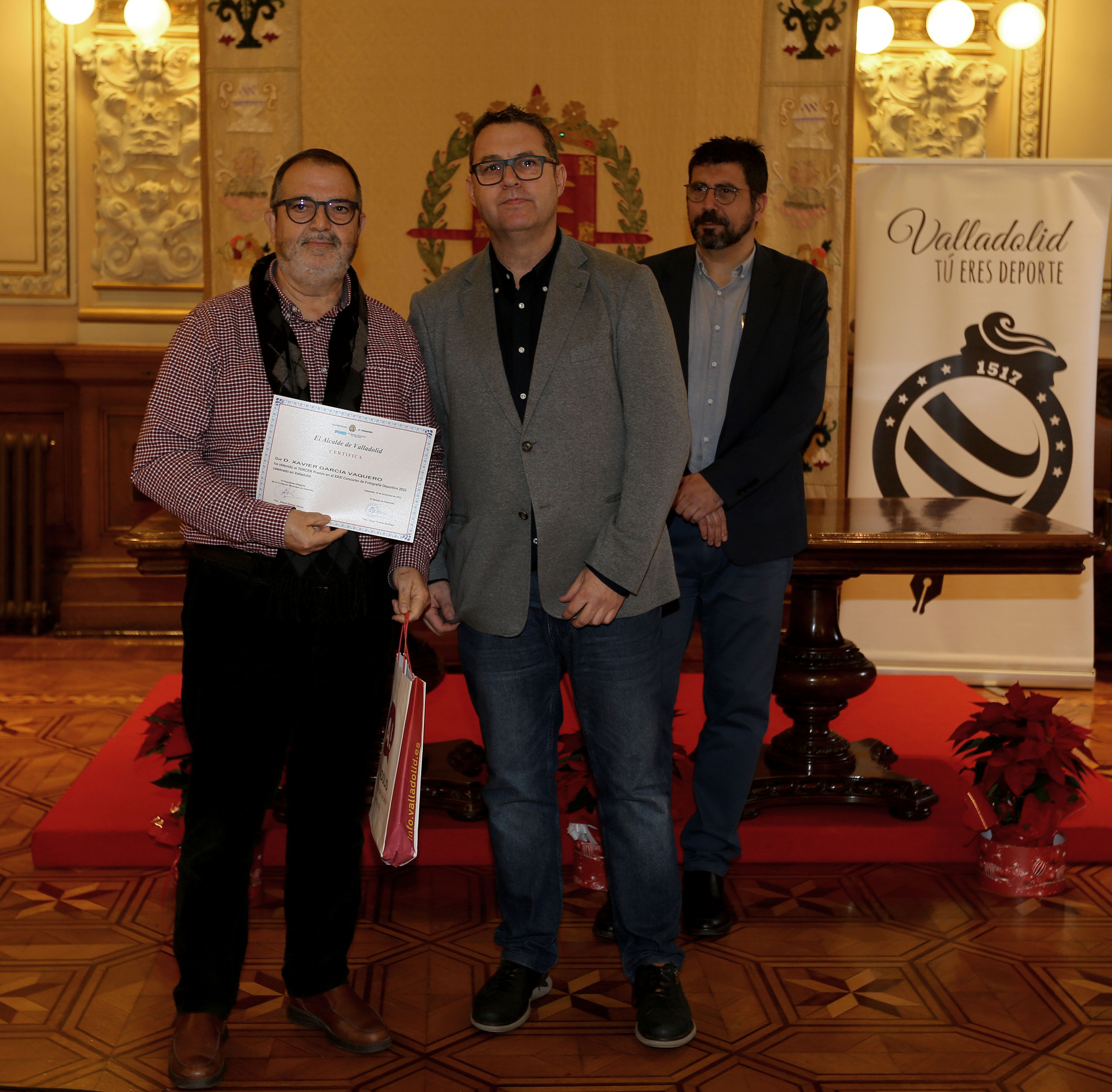 Xavier García Vaquero, ganador del 3º Premio, entrega el premio Guillermo Velasco Presidente de la Asociación de la Prensa Deportiva de Valladolid
