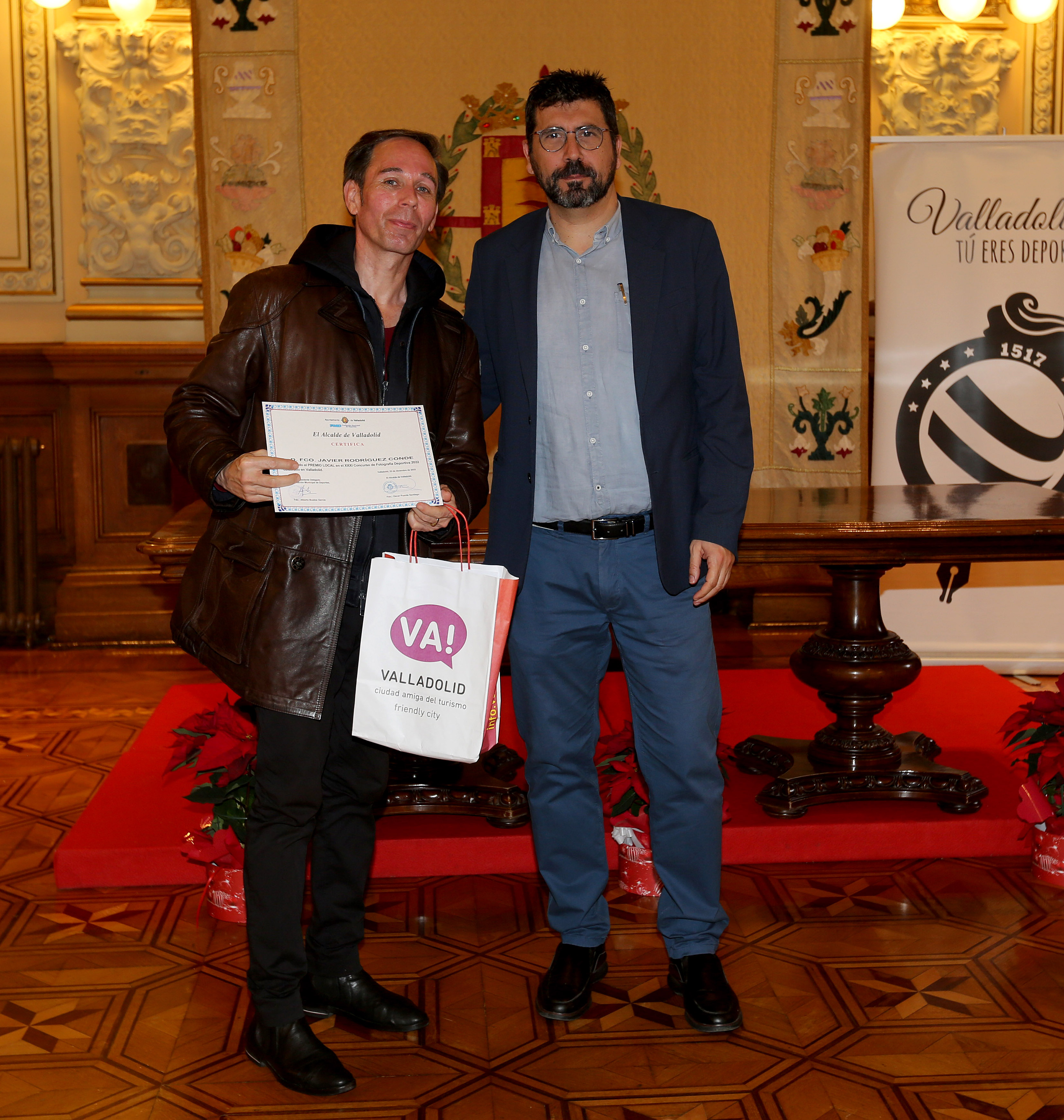 Francisco Javier Rodríguez Conde, ganador del Premio Local, entrega el premio Alberto Bustos Concejal de Participación Ciudadana y Deportes.