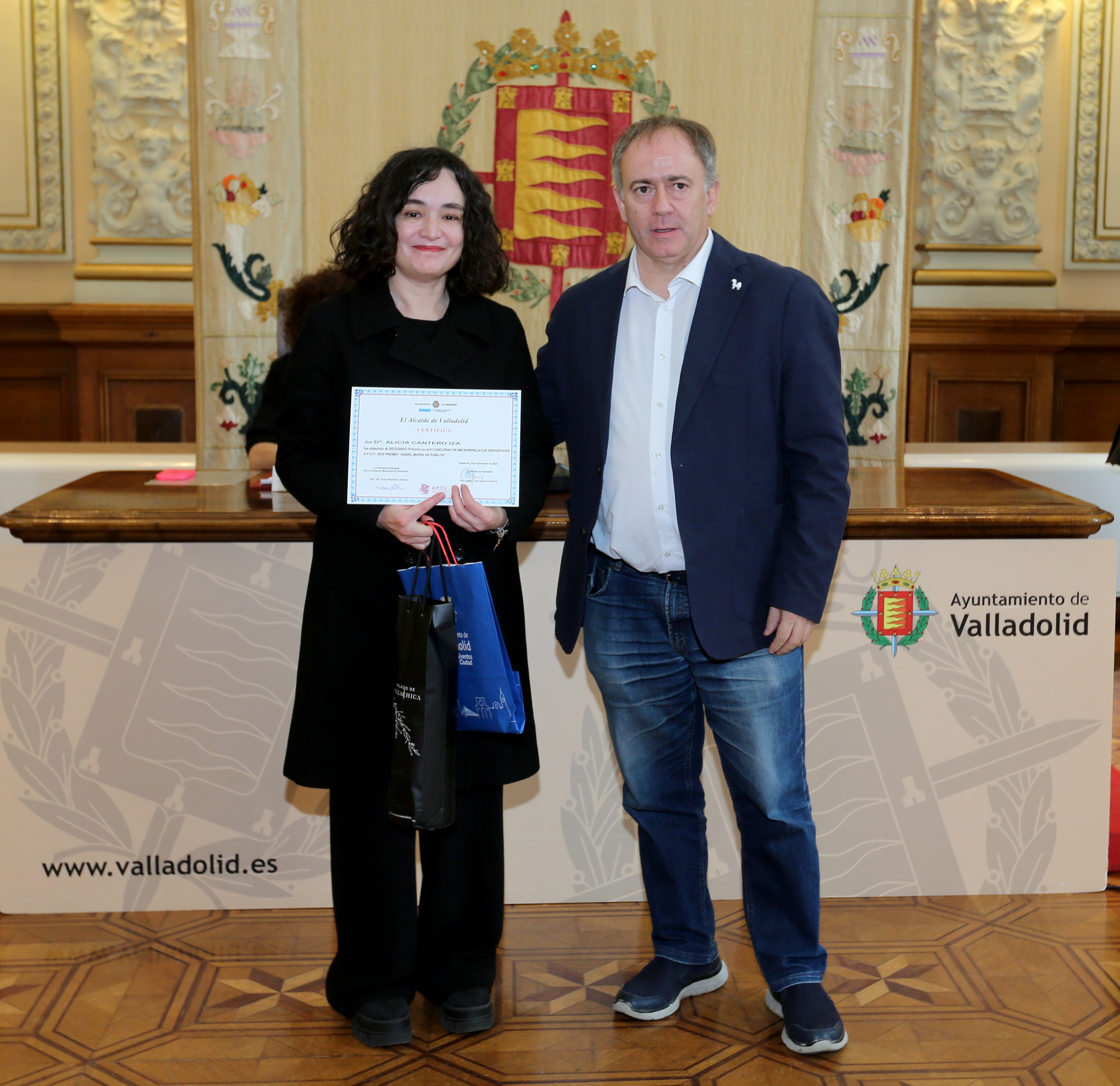 2º Premio del II Concurso de Microrrelatos  Deportivos Alicia Cantero Iza, recoge el premio en su lugar María Iza Andrés, entrega el premio Íñigo Torres Sos miembro de la APDV