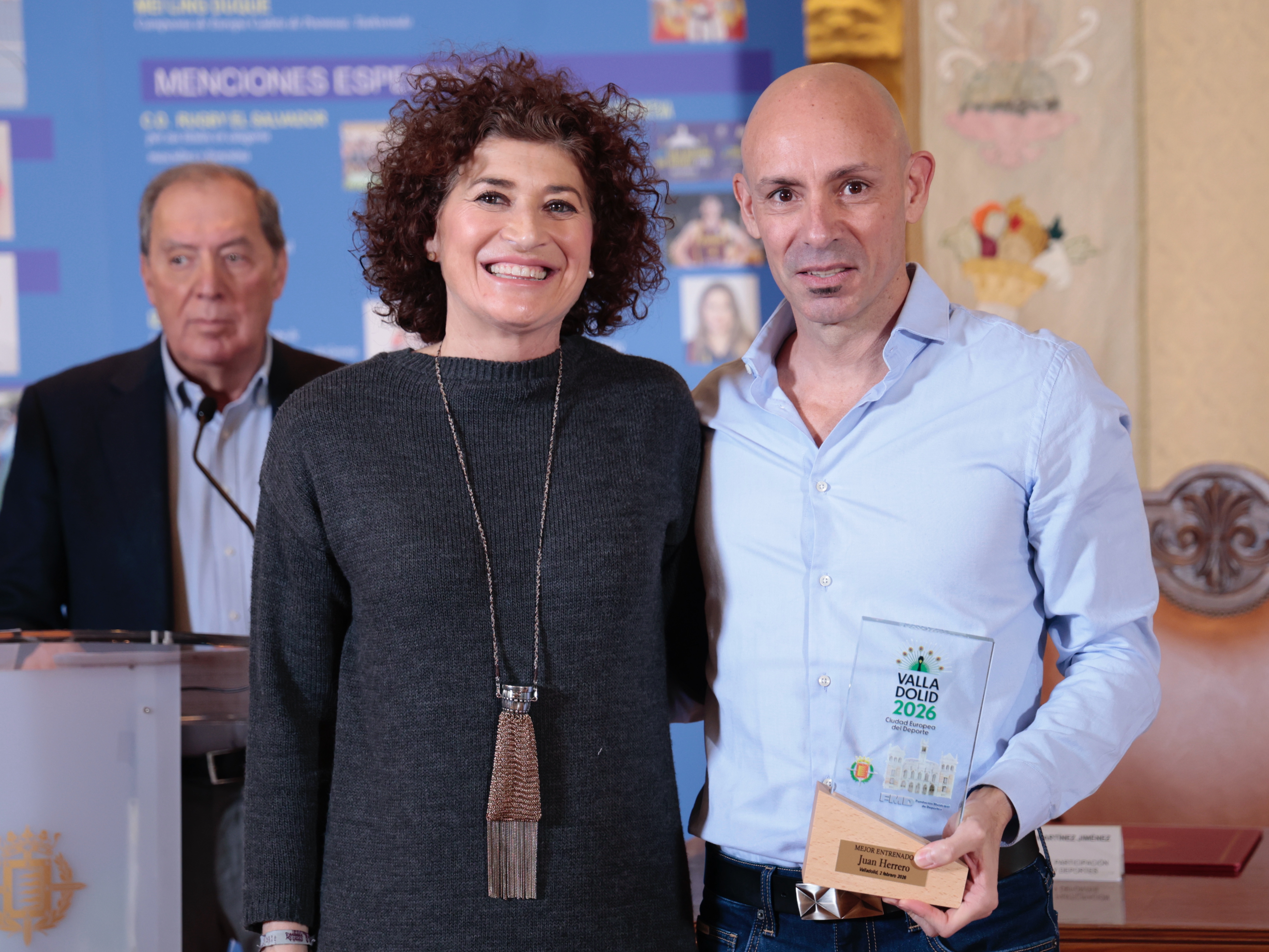 Mejor Entrenador. Juan Herrero, entrenador de Campeones de España y Olímpicos de Atletismo. Entrega el premio Mayte Martínez, concejala de Participación Ciudadana y Deportes. Recoge el premio: Juan Herrero.. 